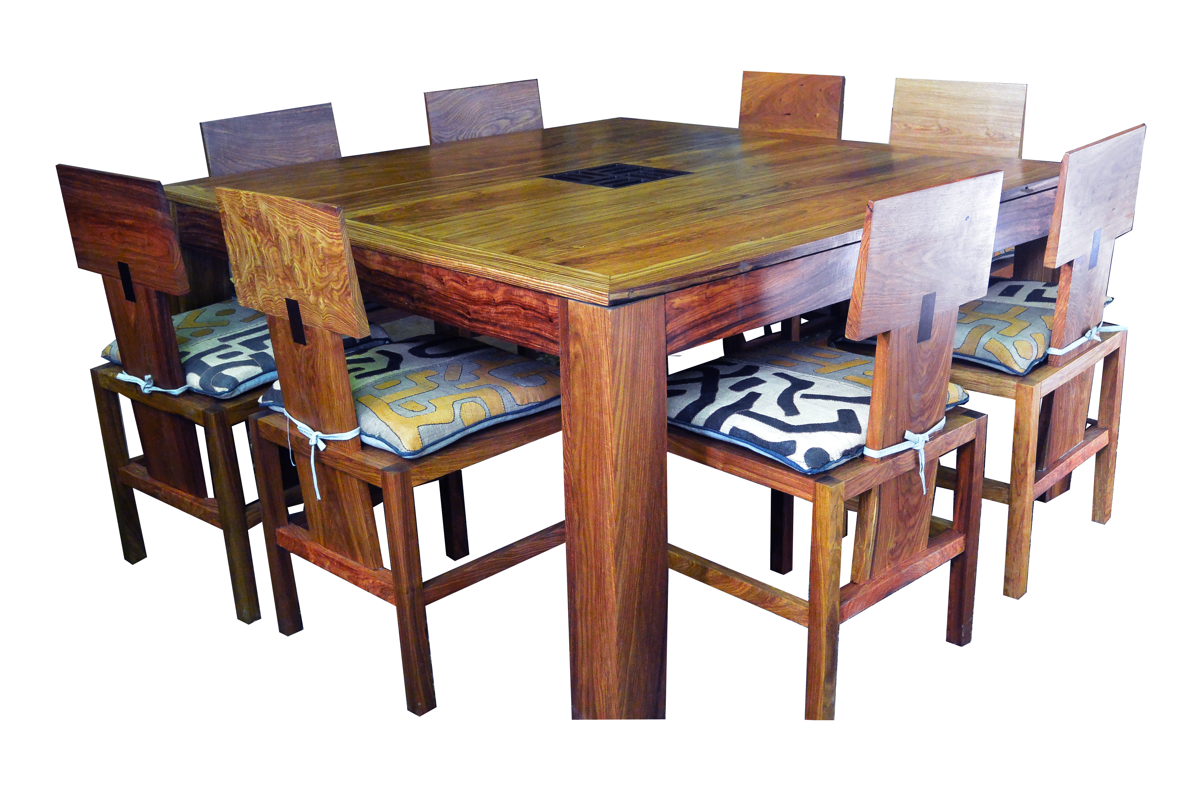 table cambérène en bois de veine et motif central en wengué. 150 x 150 x h 78 (présentée sans les 2 rallonges de 50 cm)